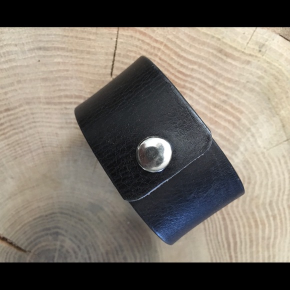 Leather heart  cuff, 7” wrist - Picture 3 of 6